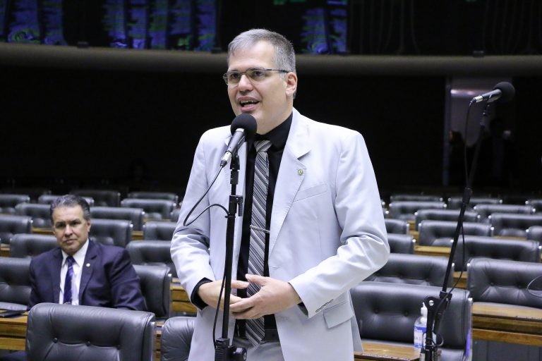 Parecer de Antônio Furtado reuniu dois projetos que tratavam do assunto - (Foto: Wesley Amaral/Câmara dos Deputados)
