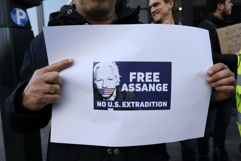 Apoiadores de Assange protestam em frente à embaixada britânica na Bélgica - (Foto: Depositphotos)