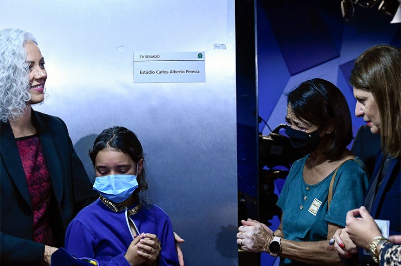 Érica Ceolin, a neta Luiza, a viúva Maria Aparecida e Ilana Trombka, na inauguração do Estúdio Carlos Alberto Pereira