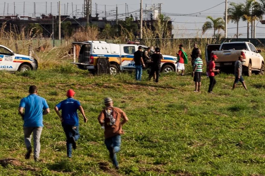 Momento da prisão em flagrante dos operadores de drone que atacou público de evento de Kalil e Lula em Uberlândia. (Foto: Divulgação)