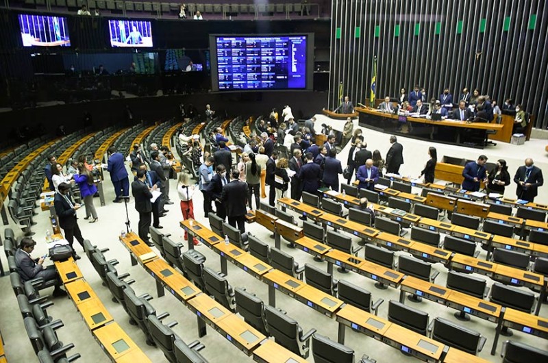 Veto foi derrubado por 414 votos contra 39 entre os deputados, com duas abstenções e 69 votos contrários ao veto e nenhum a favor na votação dos senadores