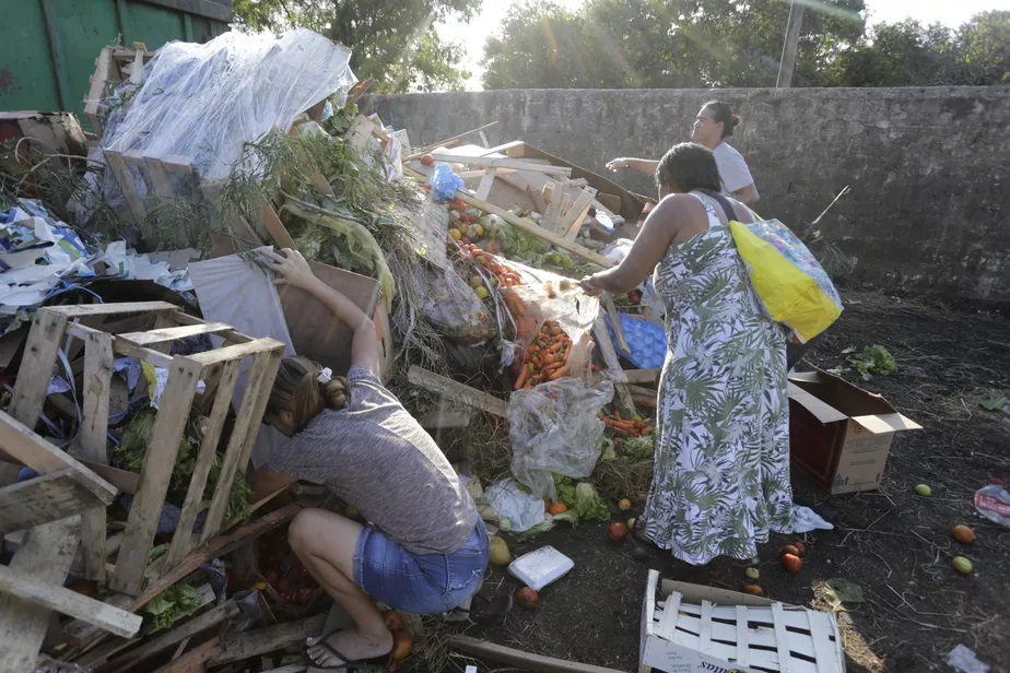 Famílias reviram lixos em busca de comida Domingos Peixoto