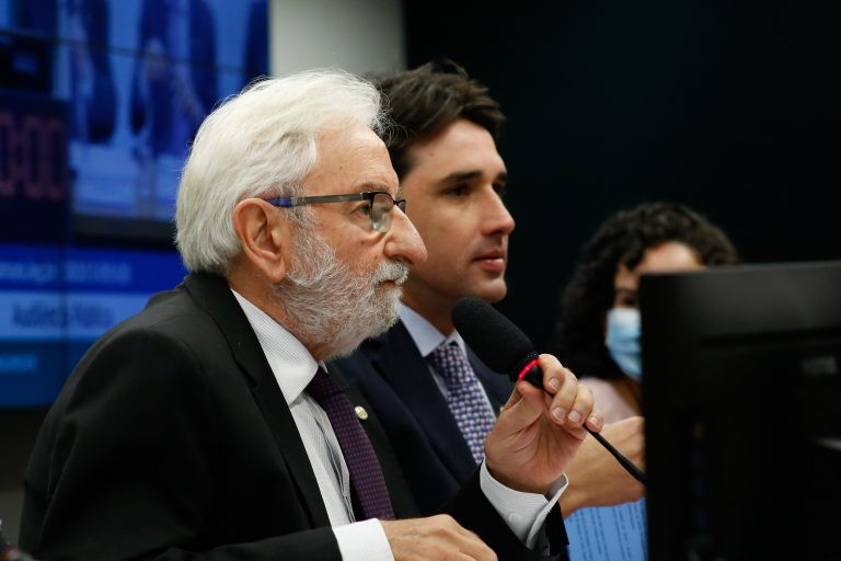 Deputados Ivan Valente (E) e Silvio Costa Filho - (Foto: Elaine Menke/Câmara dos Deputados)