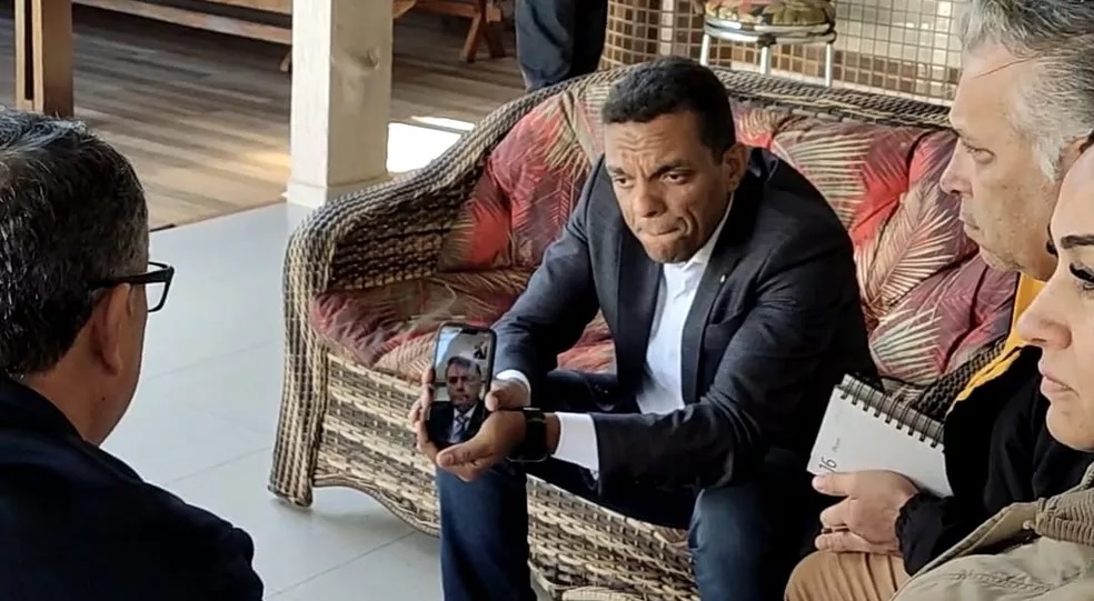 Deputado Otoni de Paula media conversa entre familiares do petista morto e Bolsonaro — Foto: Reprodução