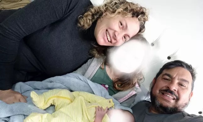 Pamela, Marcelo e os filhos Helena, de 6 anos, e Pedro de 40 dias em foto cedida pela família. A coluna optou por preservar a imagem das crianças | Foto: Arquivo pessoal