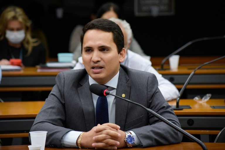 O relator, deputado Cássio Andrade, aproveitou vários projetos que tramitam junto - (Foto: Alan/Câmara dos Deputados)