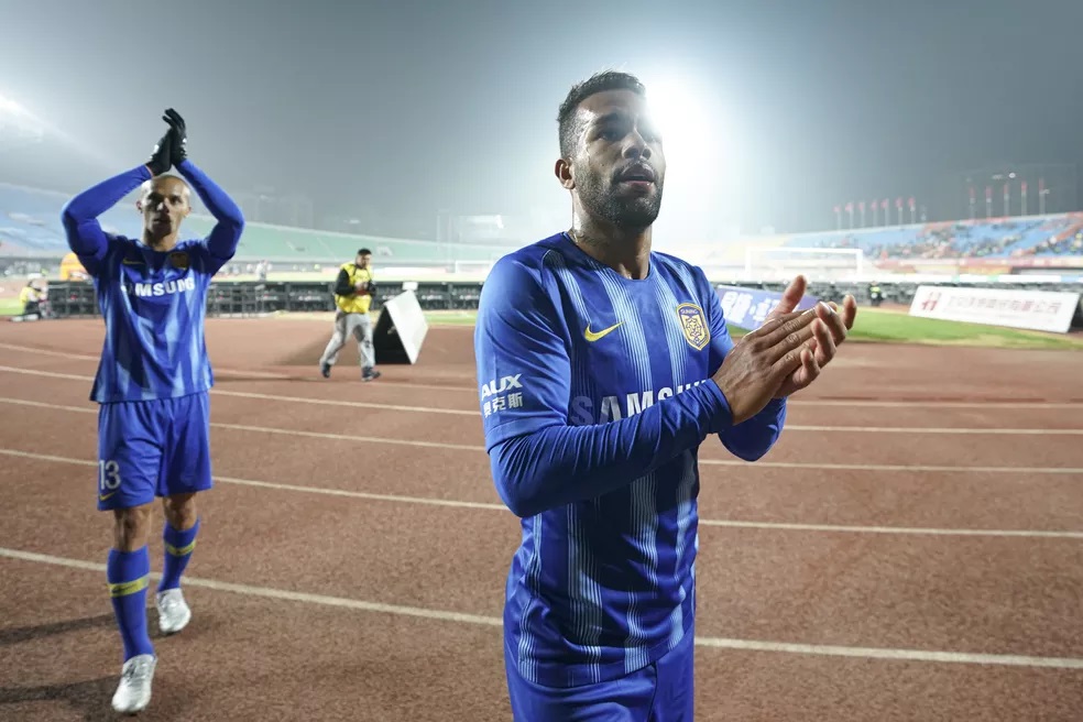 Alex Teixeira em ação pelo Jiangsu Suning — Foto: Fred Lee/Getty Images