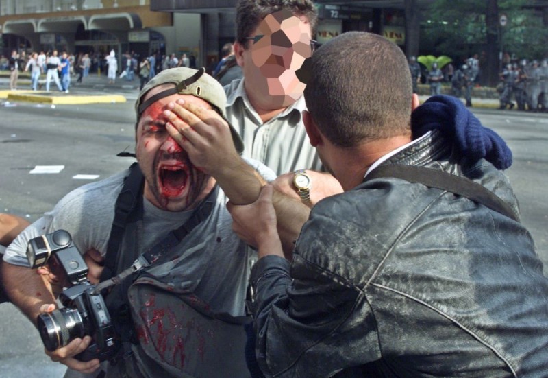 Momento em que o fotógrafo Alex Silveira foi atingido por uma bala de borracha durante cobertura de manifestação na Avenida Paulista - (Foto: Caio Guatelli)