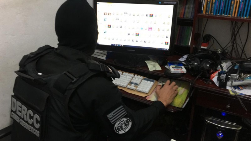 Agentes cumprem 176 mandados de busca em 17 estados do país contra pornografia infantil - (Foto: Polícia Civil / Divulgação)