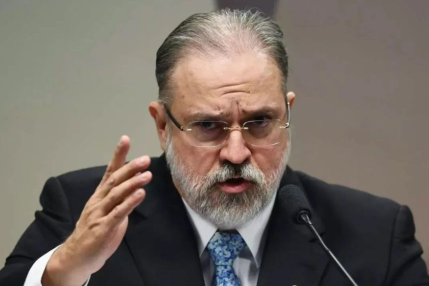 A gravação, que ainda não havia sido divulgada, é de uma entrevista que Aras deu a jornalistas de veículos estrangeiros no último dia 11. (Foto: Reprodução)