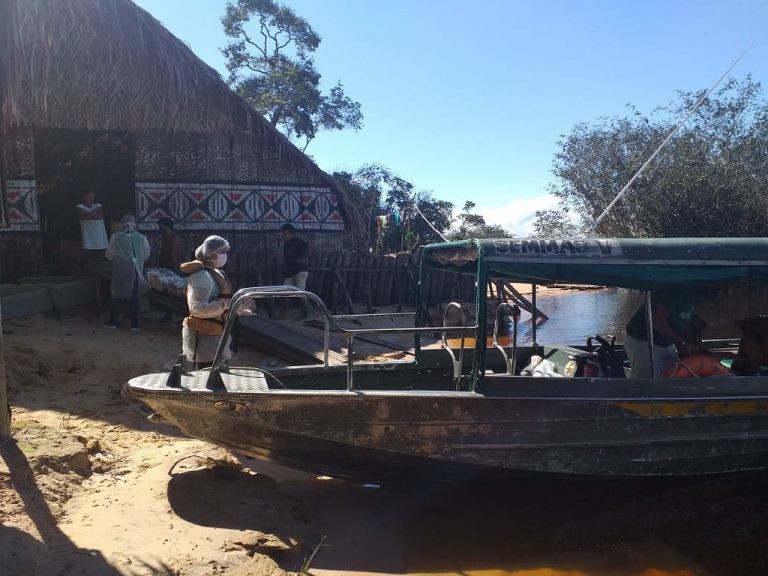 Servidores chegam à aldeia na região do Tupé, no Amazonas - (Foto: Divulgação/Prefeitura de Manaus)