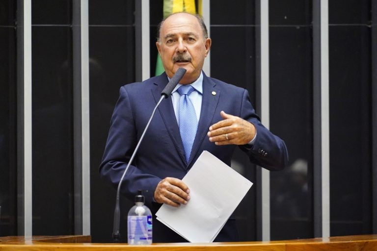 Calil alerta que o uso indiscriminado de descongestionantes pode viciar - (Foto: Pablo Valadares/Câmara dos Deputados)