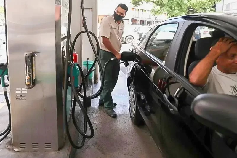 Posto de combustível: preço da gasolina teve queda de 2,5% na última semana de julho (Pilar Olivares/Reuters)
