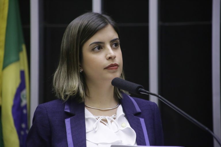 A autora da proposta, Tabata Amaral - (Foto: Paulo Sérgio/Câmara dos Deputados)