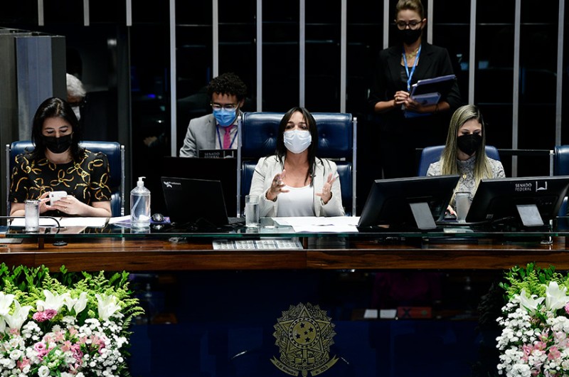 Eliziane Gama, líder da bancada feminina no Senado, preside sessão especial em 8 de março: preocupação com avanço das pautas da mulher - Pedro França/Agência Senado