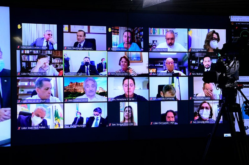 Senadores durante a sessão remota desta quarta-feira