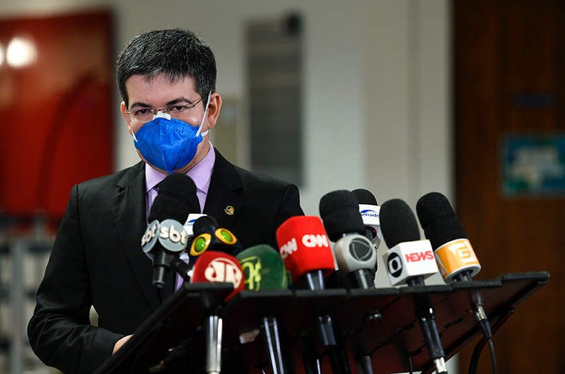 O senador Randolfe Rodrigues (Rede-AP) deu entrevista após a reunião da CPI da Pandemia em que foi ouvido o ex-secretário executivo do Ministério da Saúde Elcio Franco - Edilson Rodrigues/Agência Senado