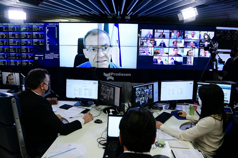 O senador Fabiano Contarato, que tem dois filhos adotivos, é o autor do projeto - Pedro França/Agência Senado