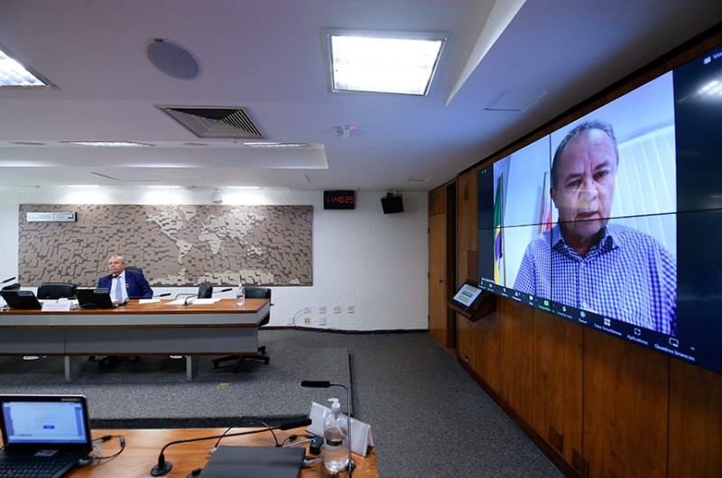 Autor do projeto, Zequinha Marinho (no telão) defendeu aprovação do texto na reunião, presidida por Jayme Campos - Edilson Rodrigues/Agência Senado