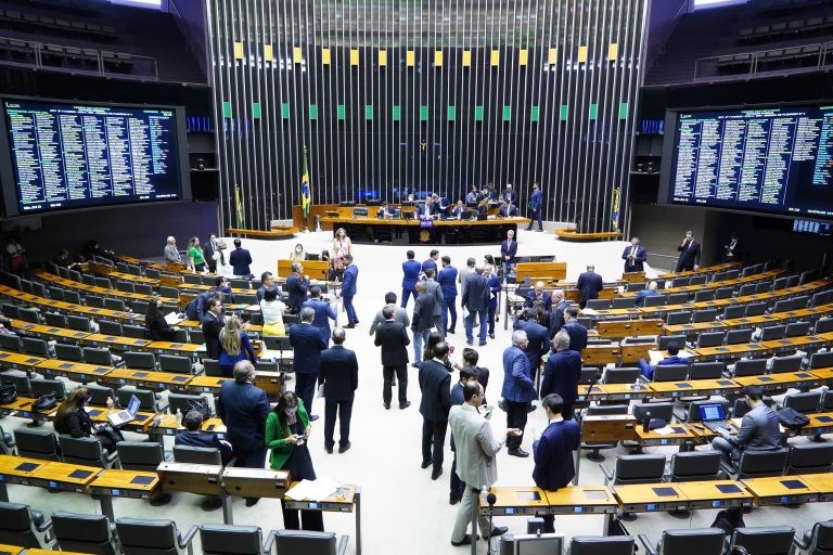 Deputados analisam propostas em sessão do Plenário - (Foto: Pablo Valadares/Câmara dos Deputados)