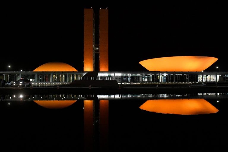 Congresso iluminado na cor laranja - (Foto: Senado Federal)