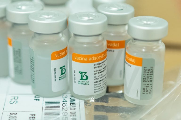 Para produzir vacina contra Covid-19, por exemplo, o Brasil importa o IFA da China - (Foto: Gustavo Mansur/ Palácio Piratini)