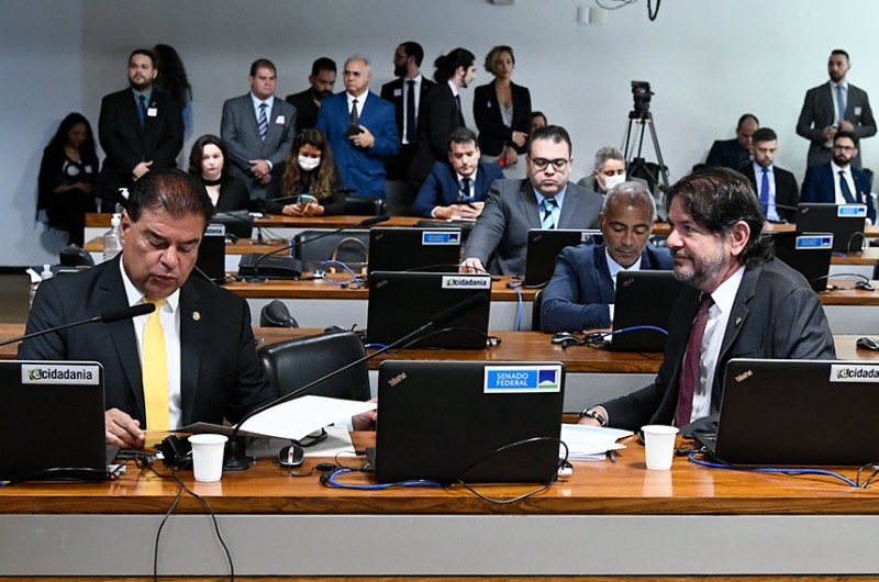 Nelsinho Trad, ao microfone, e Cid Gomes, ao seu lado, relataram pedidos de autorizações para empréstimos aos seus estados - Geraldo Magela/Agência Senado