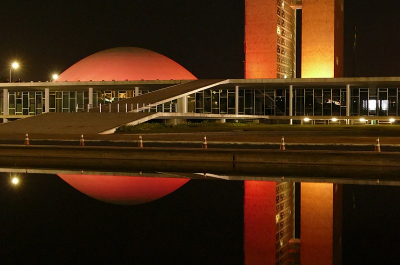 Iluminação laranja do Senado durante homenagem feita no ano passado - Roque de Sá/Agência Senado