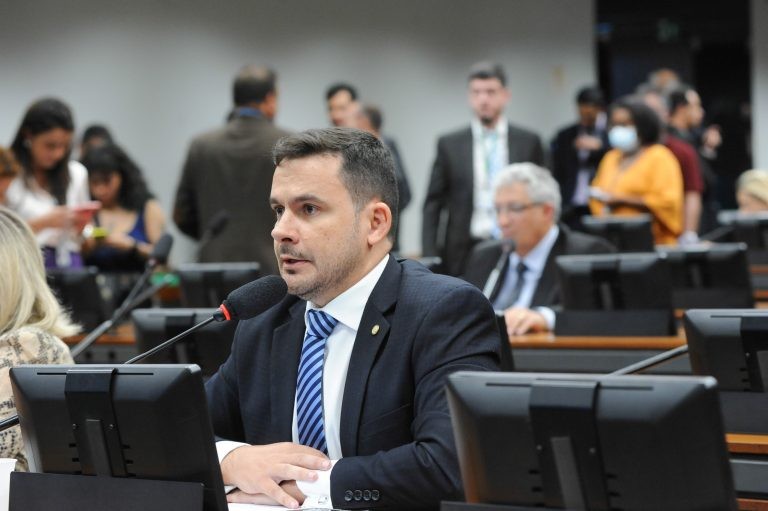 O deputado Capitão Alberto Neto recomendou a aprovação da proposta com mudanças - (Foto: Billy Boss/Câmara dos Deputados)