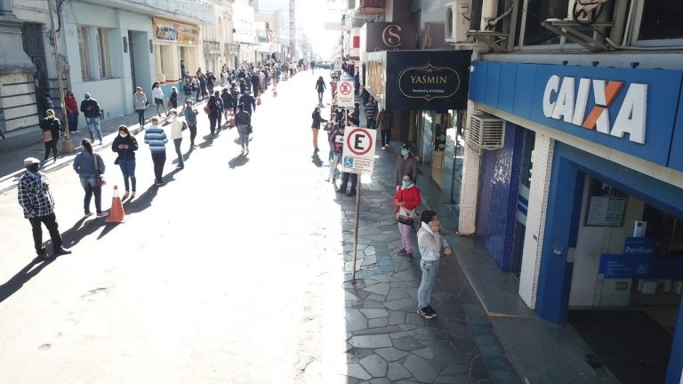 Fila para recebimento do auxílio emergencial - (Foto: Marcelo Pinto/A Plateia/Fotos Públicas)