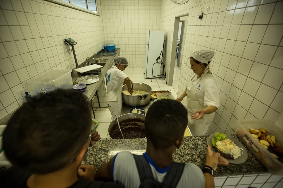 Alunos fazem a fila para a refeição em escola estadual no Rio. Em muitas cidades brasileiras, a merenda oferecida já não é suficiente para matar a fome das crianças Brenno Carvalho/Agência O Globo