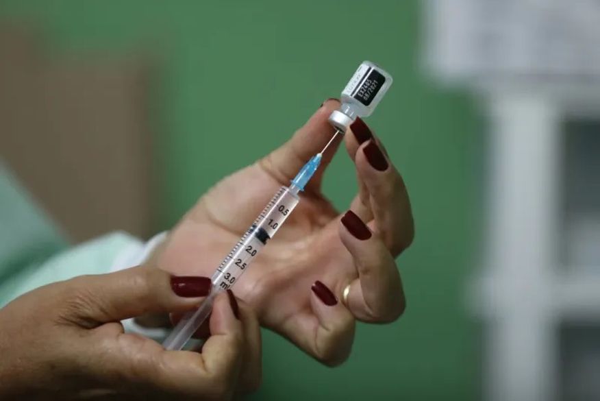 São cerca de 12 milhões de crianças elegíveis para a vacina da Pfizer, e a recomendação são três doses de 0,2 mL (equivalente a 3 microgramas). Ou seja, serão necessárias 36 milhões de doses. (Foto: Reprodução)