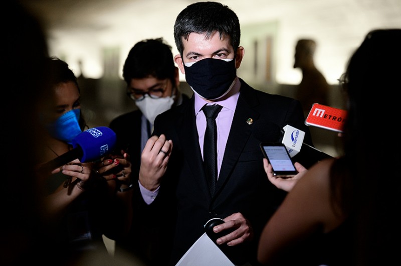 Randolfe Rodrigues: “A estratégia do governo federal está clara: infectar a todos. Matar muitos. Uma demonstração clara de como o negacionismo está matando o nosso povo” - Pedro França/Agência Senado