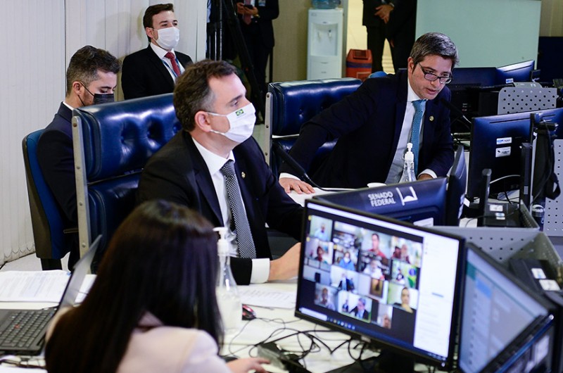 O presidente do Senado, Rodrigo Pacheco (no centro), e o senador Carlos Portinho (à direita): autor e relator do projeto, que permite que clubes de futebol se tornem empresas de sociedade anônima