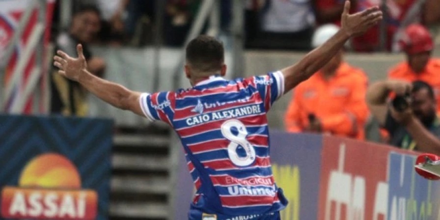 Caio Alexandre comemora: o Fortaleza derrotou o Flamengo na Arena Castelão. (Leonardo Moreira / Fortaleza EC)