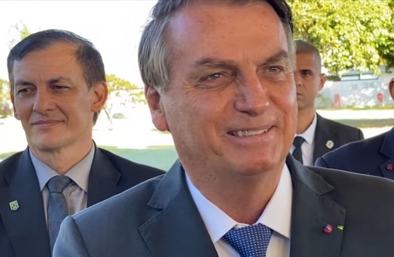 Bolsonaro questionou apoiador que elogiou vacinas - (Foto: Youtube / Reprodução)