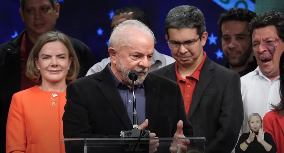 Candidato do PT à Presidência, Luiz Inácio Lula da Silva, discursa após votação do 1º turno das eleições de 2022. — Foto: Reprodução/Redes Sociais