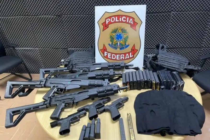 Fuzis, pistolas 9mm, toucas e outros objetos apreendidos pela PF. (Foto: Polícia Federal)