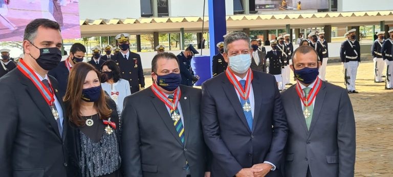 Lira (máscara clara) ao lado do presidente do Senado (E) e deputados condecorados - (Foto: Melina Sales)