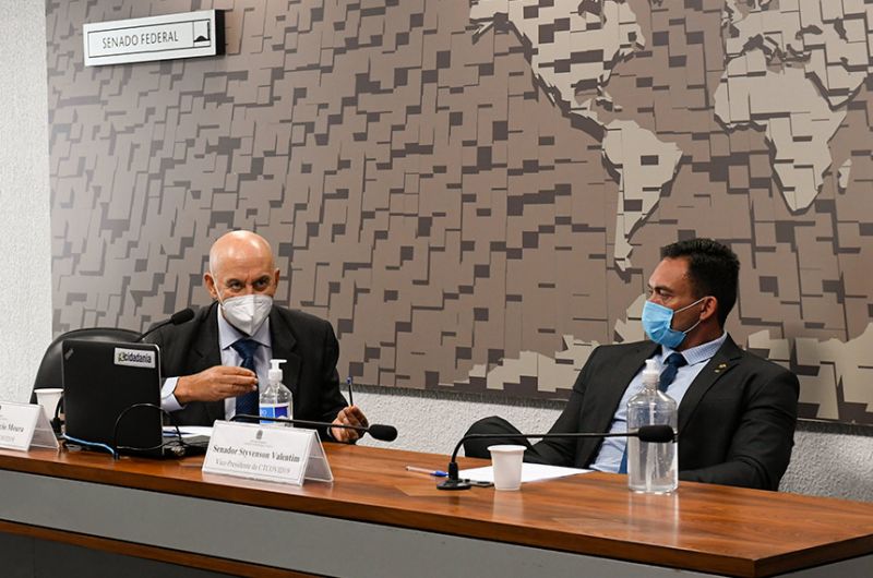 Styvenson Valentim (D) ouve o presidente da comissão, Confúcio Moura - Roque de Sá/Agência Senado