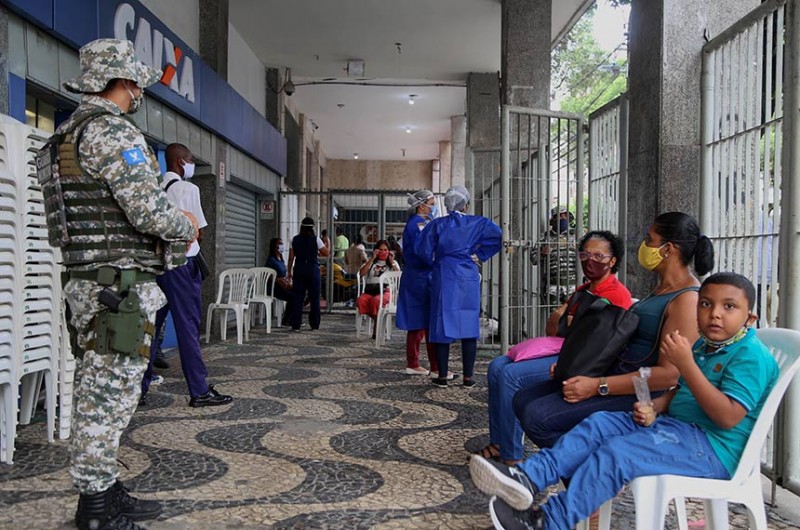 Fila em Salvador para recebimento do auxílio emergencial: lei também garante pagamento retroativo a quem teve benefício recebido indevidamente por outra pessoa - Bruno Concha/Secom