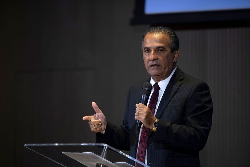 Na oração, Silas Malafaia colocou que a eleição é a vontade permissiva de Deus. (Foto: Mauro Pimentel/AFP)