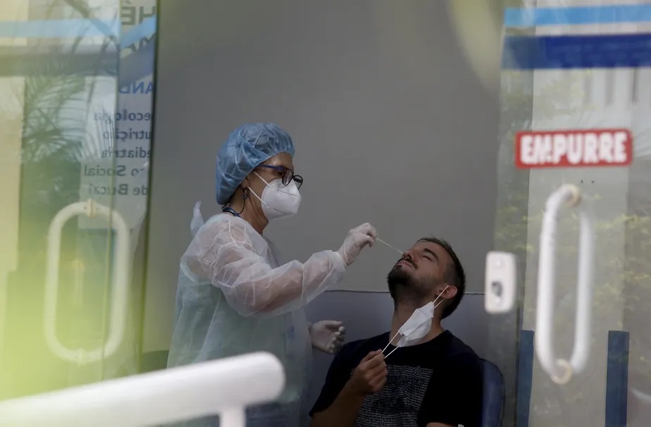 Homem passa por teste de Covid no Centro Municipal de Saúde Dom Hélder Câmara , em Botafogo, Rio de Janeiro. Aumento de casos de infecção pela variante Ômicron fez disparar a procura por testes e atendimento em postos de saúde Agência O Globo Agência O Gl