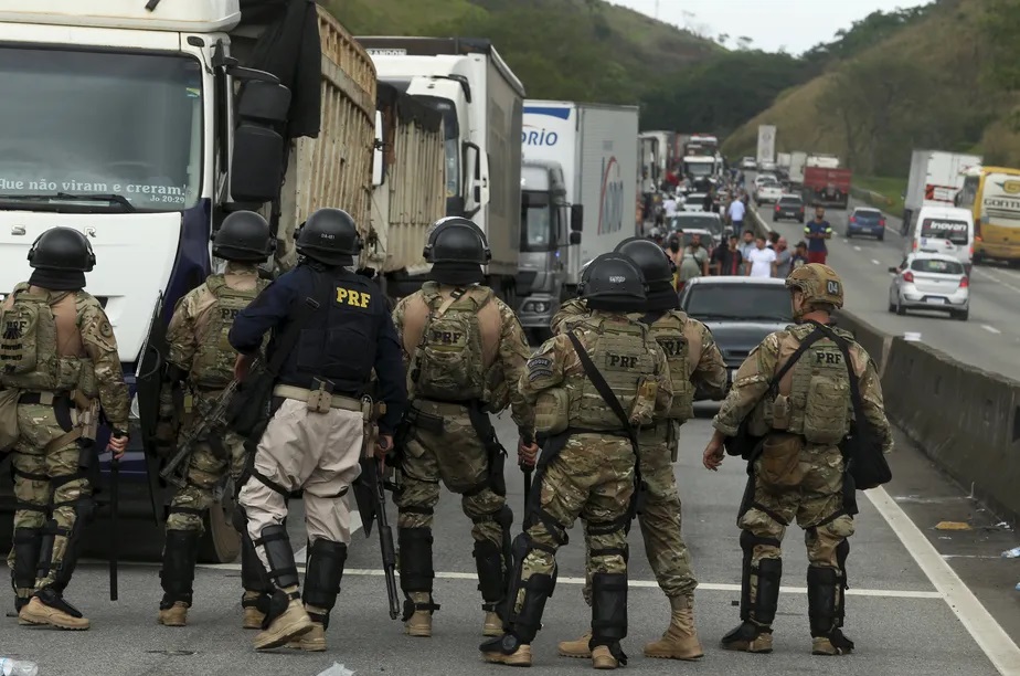 Agentes da PRF patrulham as estradas durante manifestações de bolsonaristas, na Dutra (BR-116) Fabiano Rocha/ Agência O Globo
