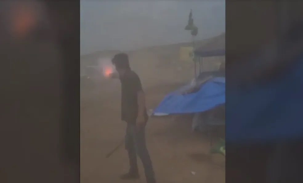 Manifestante atira em direção à viatura da PRF, durante bloqueio na BR-163, no Pará, contra o resultado das eleições. — Foto: Reprodução / TV LIberal