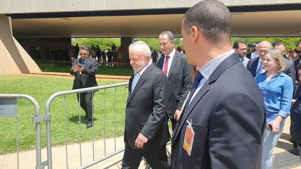 Presidente eleito Luiz Inácio Lula da Silva caminha pelo CCBB em Brasília, sede da transição de governo — Foto: Alexandro Martello/g1