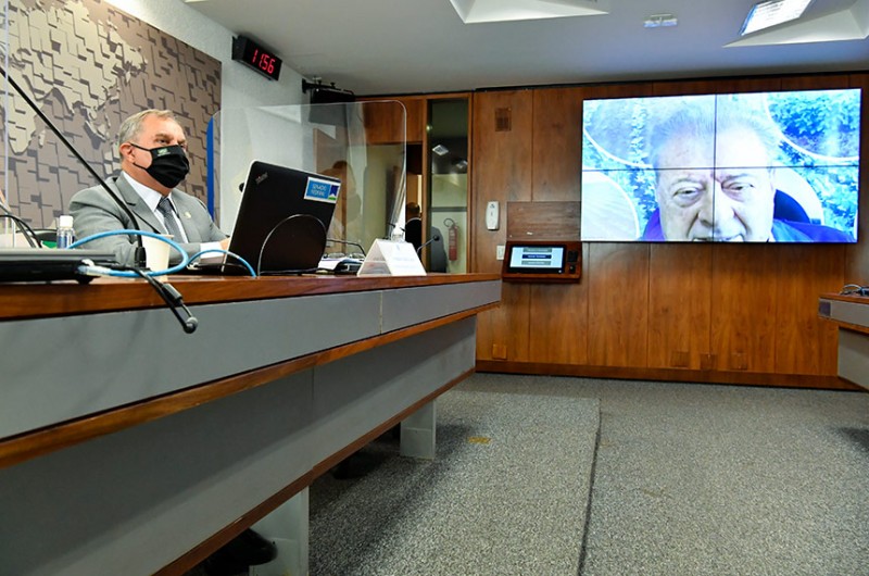 O presidente da comissão, Izalci Lucas, e o ex-ministro da Agricultura Alysson Paulinelli (telão) - Waldemir Barreto/Agência Senado