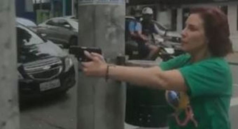 Deputada apontou arma para homem em rua de São Paulo (Foto: Reprodução)