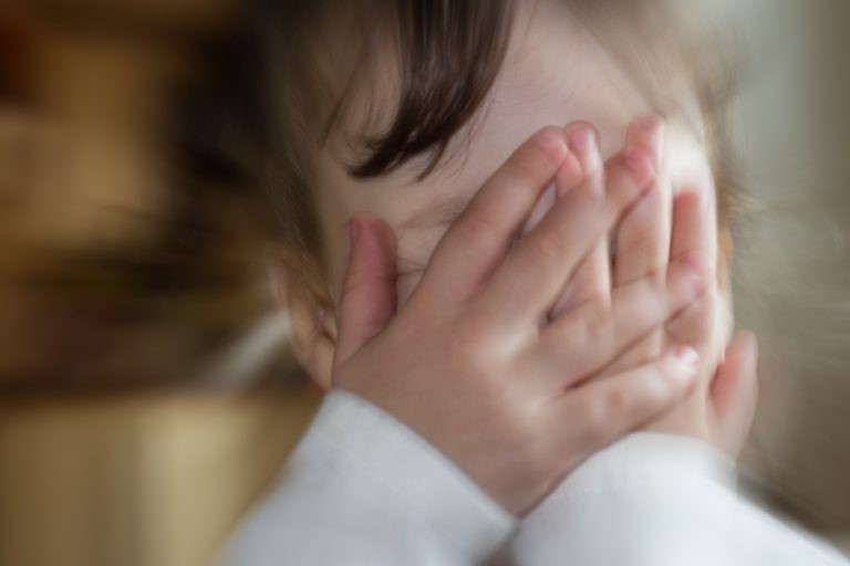 Pandemia deixou crianças com medo de sair de casa - (Foto: Depositphotos)