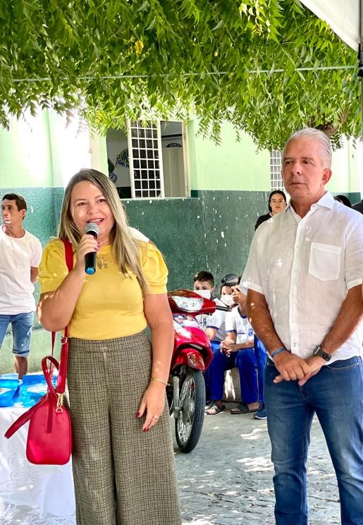 Secretária Adriana Carneiro com o prefeito Nabor Wanderley, durante a entrega dos óculos aos alunos da Escola Municipal Pastor Frank Dyer